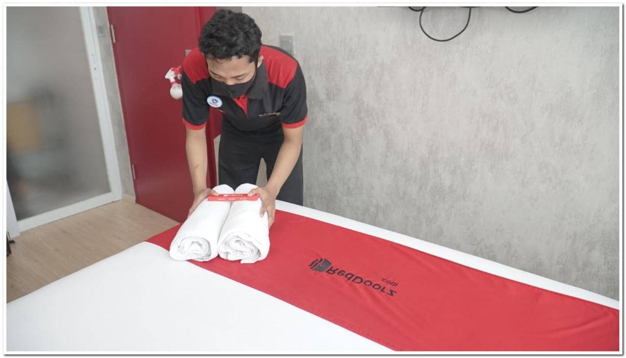 Reddoorz Plus Near Dharmawangsa Square Giacarta Esterno foto